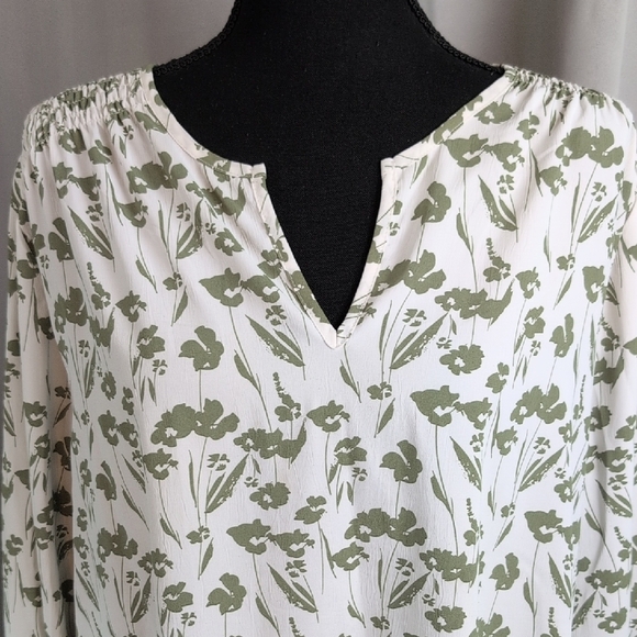 Chic Floral Blouse in Green and White - Picture 7 of 9